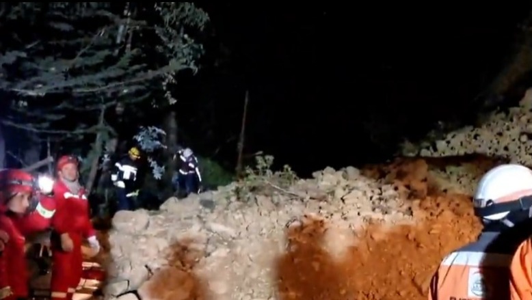 La Paz: Policía, Bomberos y canes entrenados apoyan en el rescate de personas tras caída de un talud de tierra 