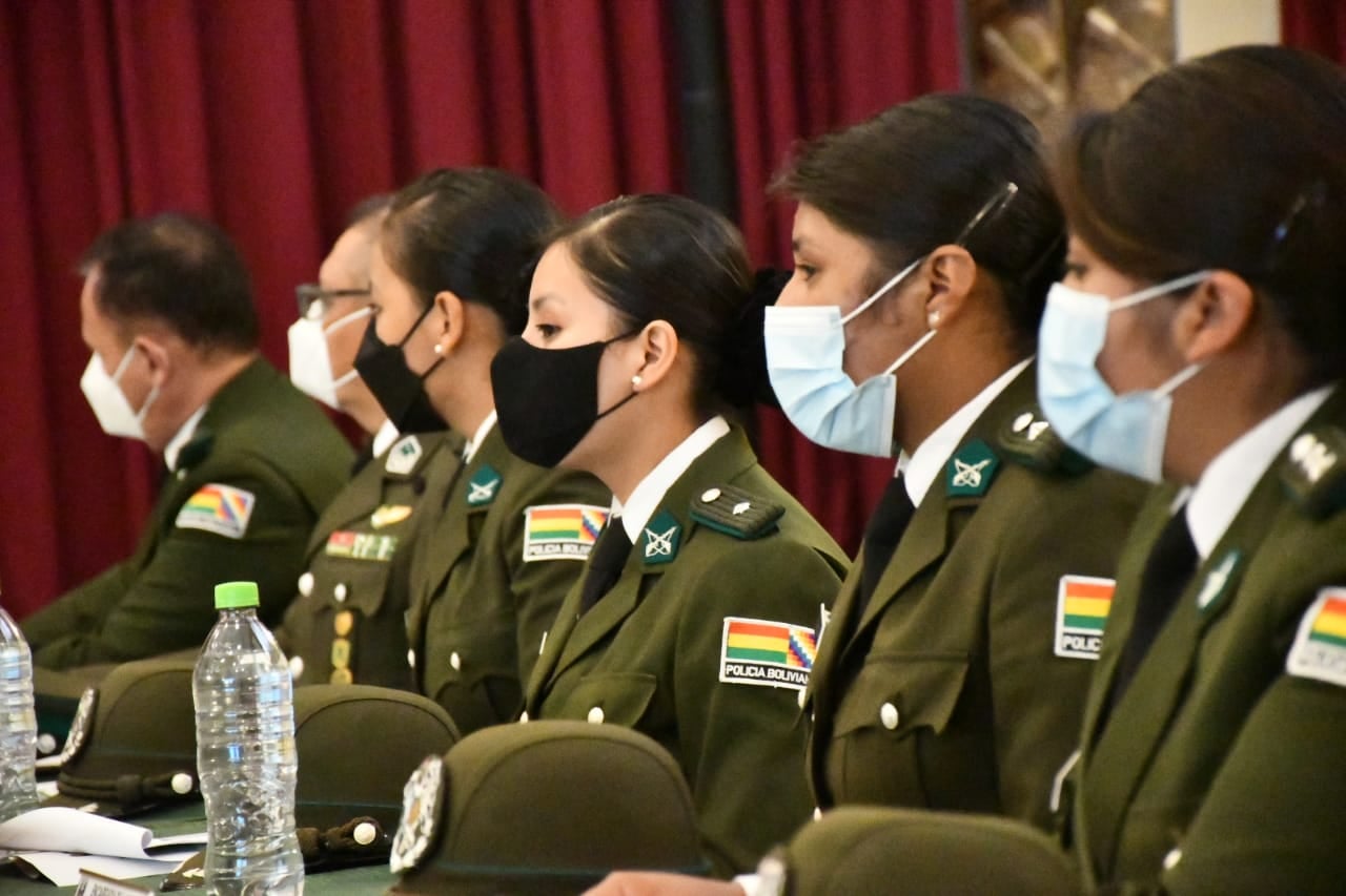 Ministro de Gobierno exhorta a trabajar en protocolo para cuidado en celdas y trasversalizar el enfoque de género en la Policía