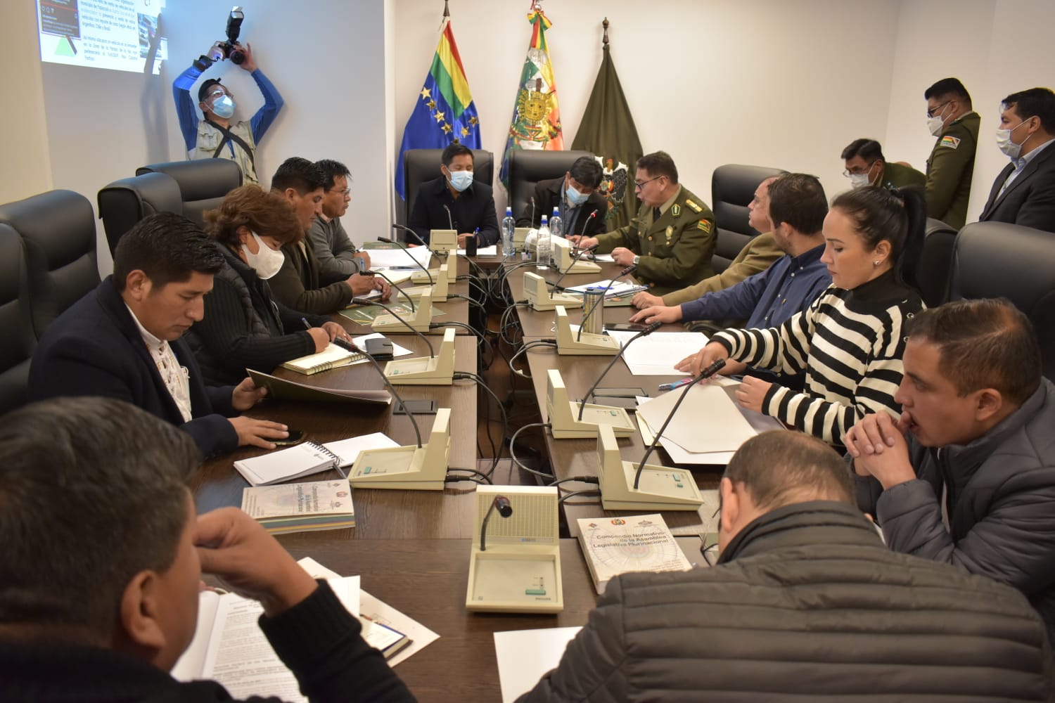 Policía y Aduana rinden informe a legisladores sobre vehículos indocumentados que circulan en territorio boliviano