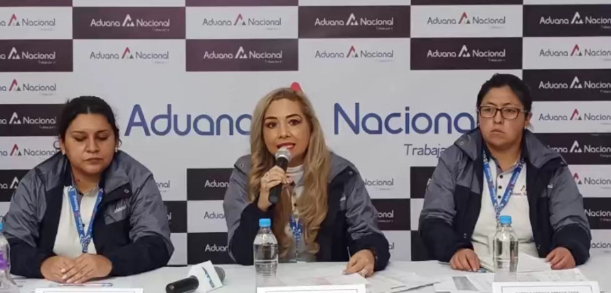 Aduana destituye y se querella en contra de funcionarios que presuntamente desmantelaron vehículos comisados en Oruro