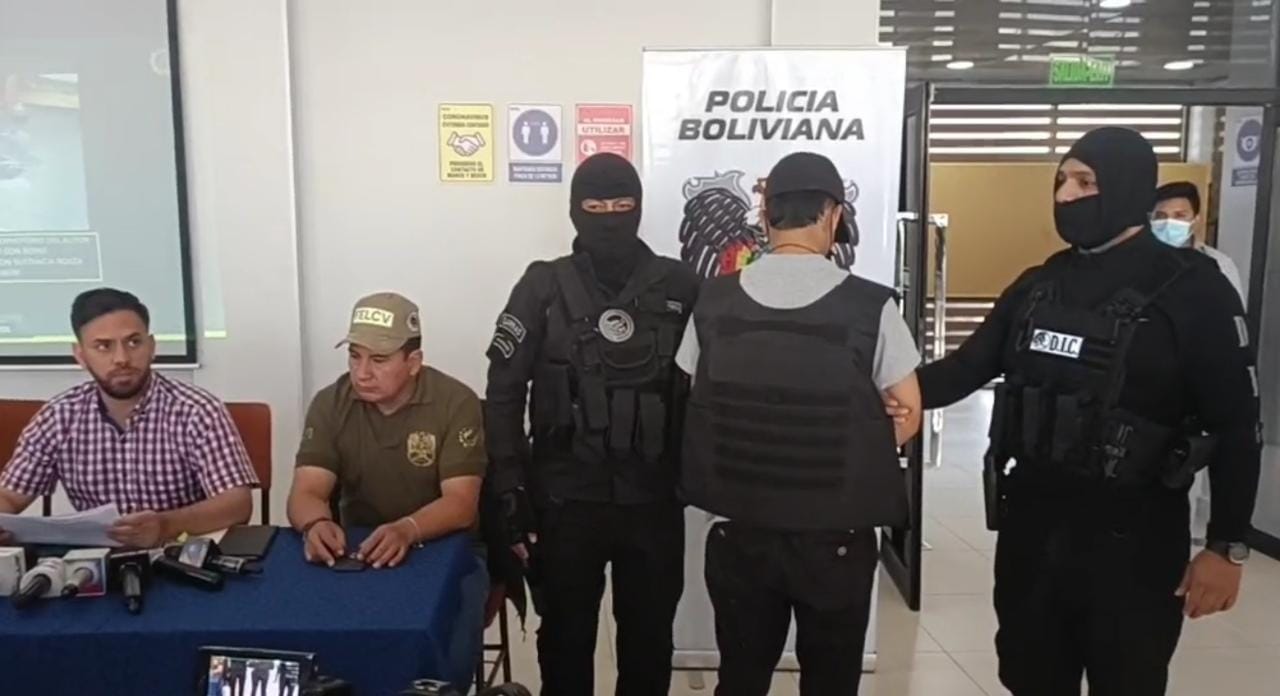 Presentan en Santa Cruz al presunto feminicida de Laura