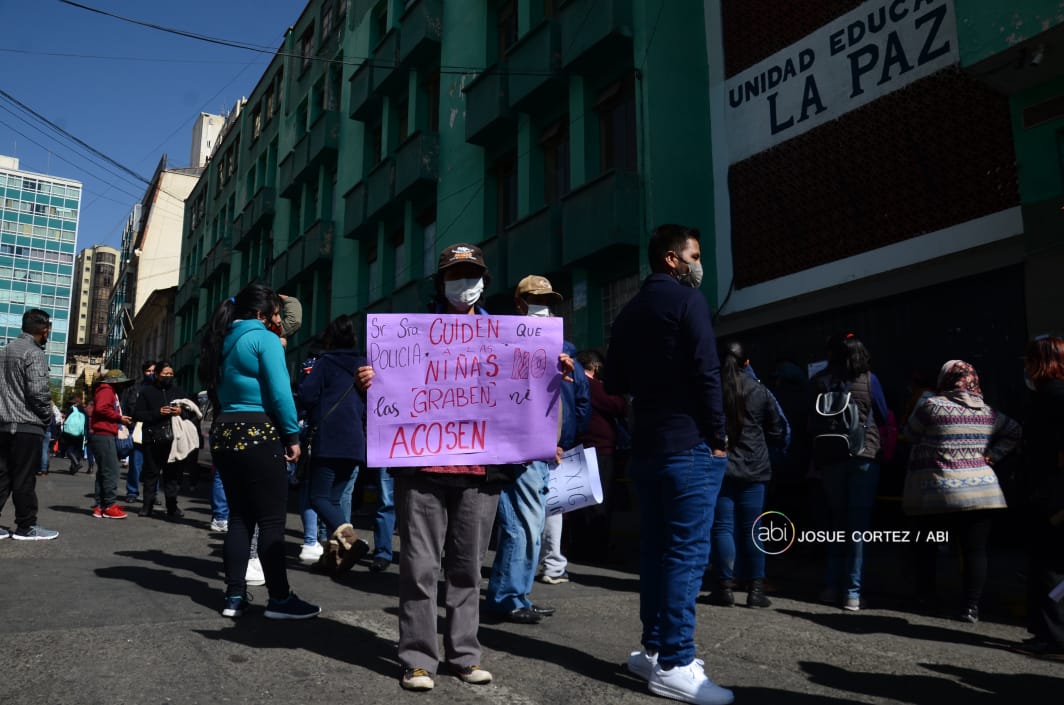 Padres de familia bloquean el centro paceño y exigen seguridad en Unidades Educativas
