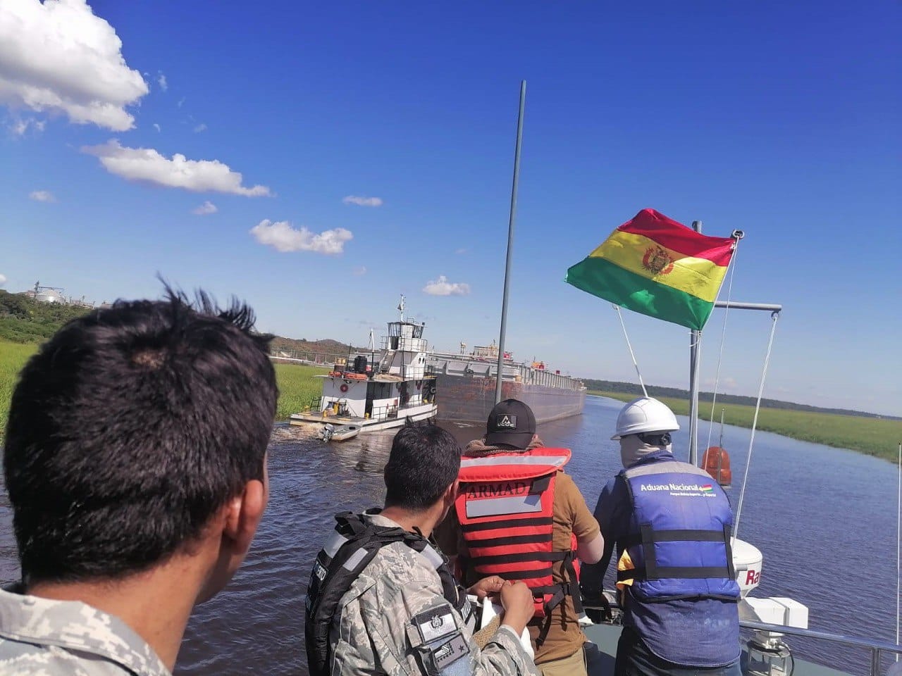 Armada y Aduana comisan cuatro barcazas de transporte de combustible en el Canal Tamengo 