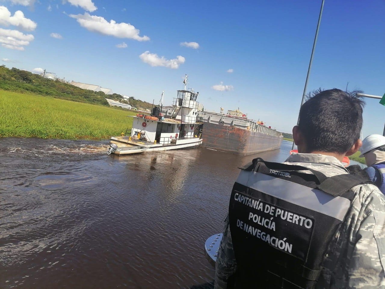 Armada y Aduana comisan cuatro barcazas de transporte de combustible en el Canal Tamengo 