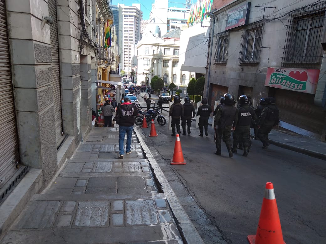 Mineros paralizan centro paceño con fuertes detonaciones de dinamita