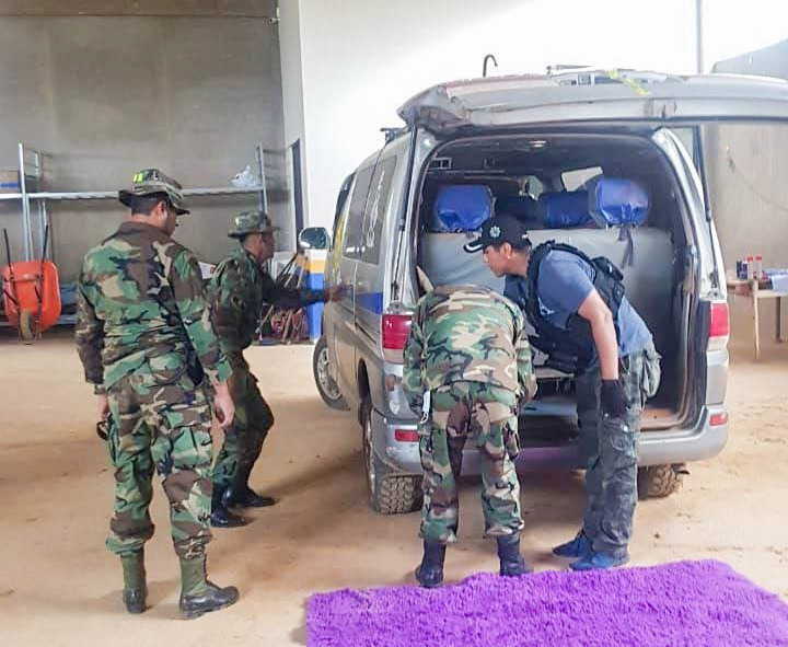 Aduana y Felcn secuestran mercadería de contrabando y cocaína en un vehículo en Cobija