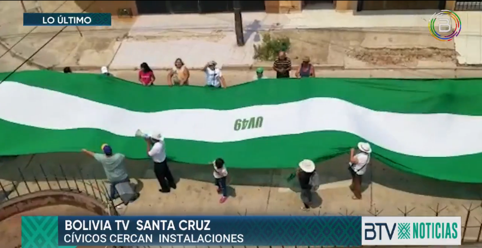 Afines a cívicos intentan tomar las instalaciones de la televisora Bolivia TV en Santa Cruz