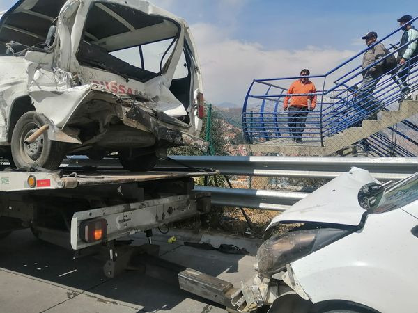 Colisión múltiple deja tres personas heridas en la autopista La Paz- El Alto