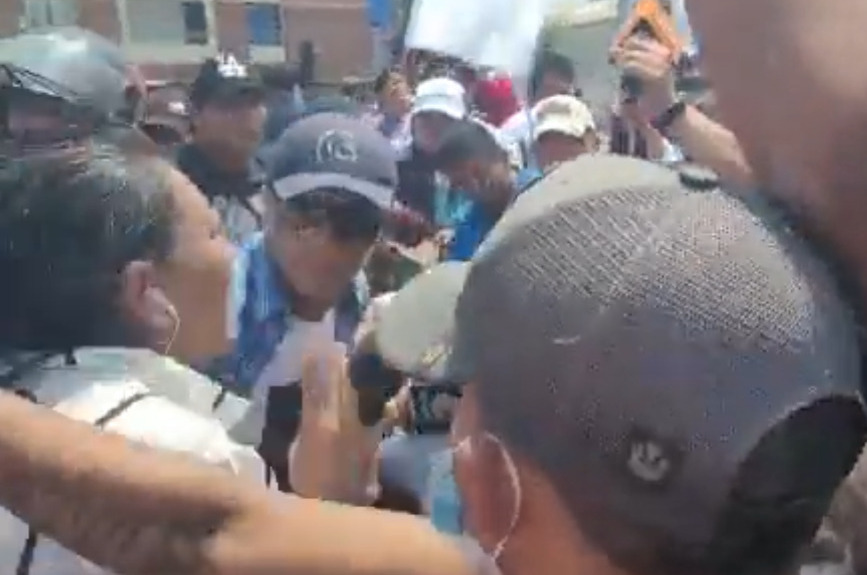Periodistas de medios del Estado son atacados por grupos de choque afines al gobernador Luis Fernando Camacho