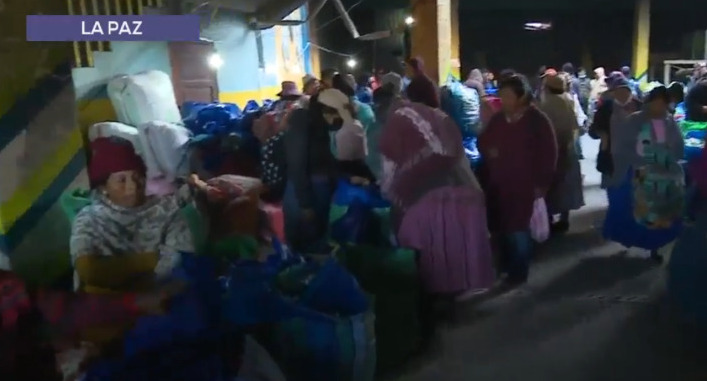 A más de un mes del incendio provocado, el mercado de coca de Villa El Carmen reabre sus puertas