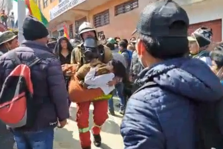 Bomberos rescatan a niñas del incendio en el mercado paralelo de Adepcoca de Villa El Carmen