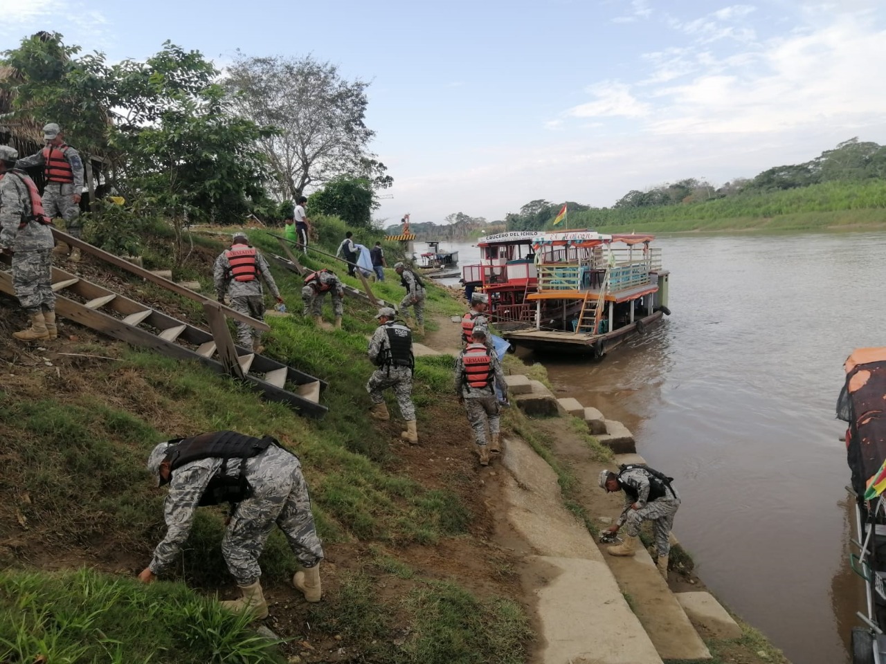 La Armada retira 20 toneladas de basura de ríos, playas y puertos en el altiplano y la Amazonía