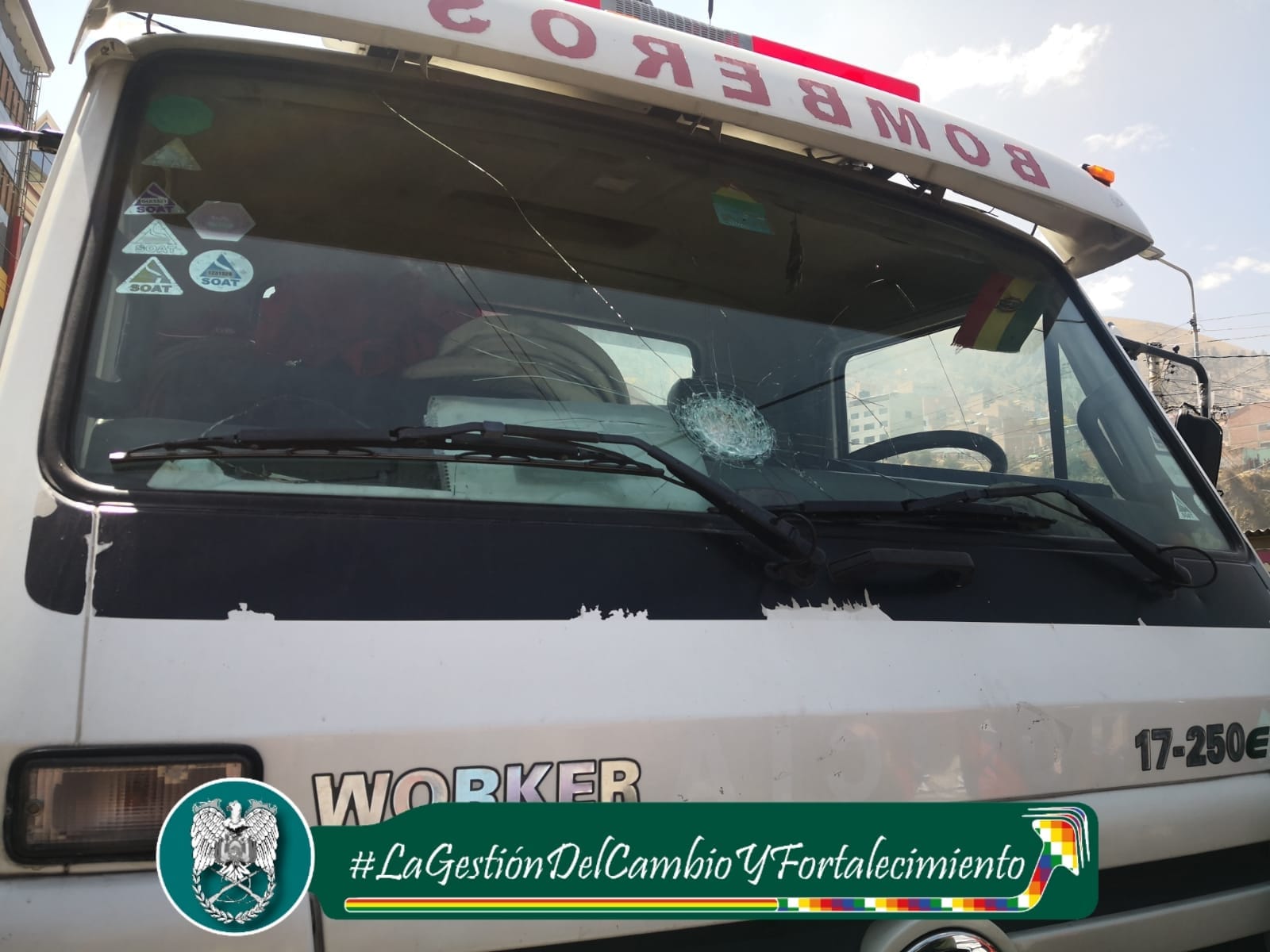 Bomberos anuncian demanda en contra de movilizados por destrozos en su carro cisterna