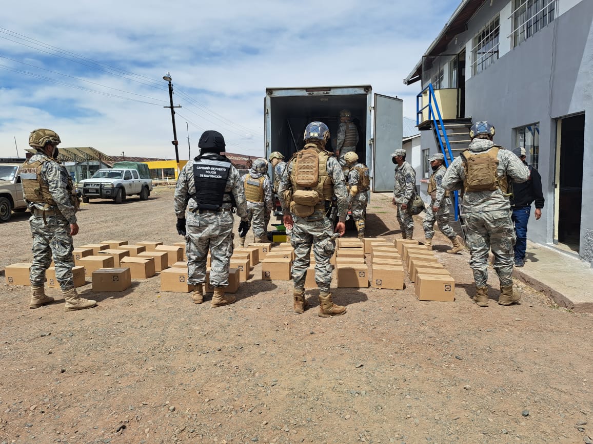 Militares de la Armada combaten el contrabando y el narcotráfico con patrullajes terrestres y lacustre en la frontera con Perú