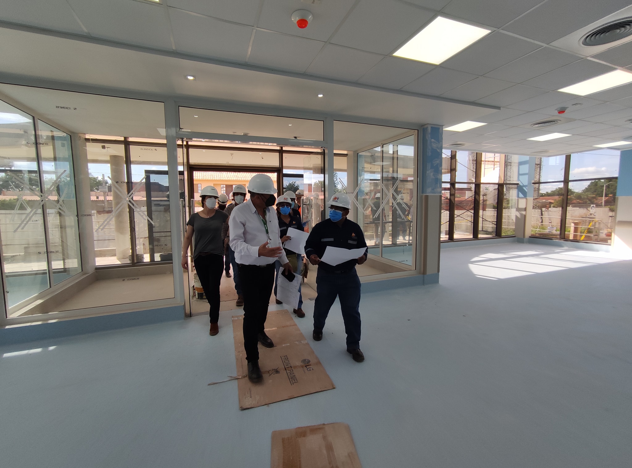 AETN verifica implementación del Centro de Medicina Nuclear y Radioterapia de Santa Cruz