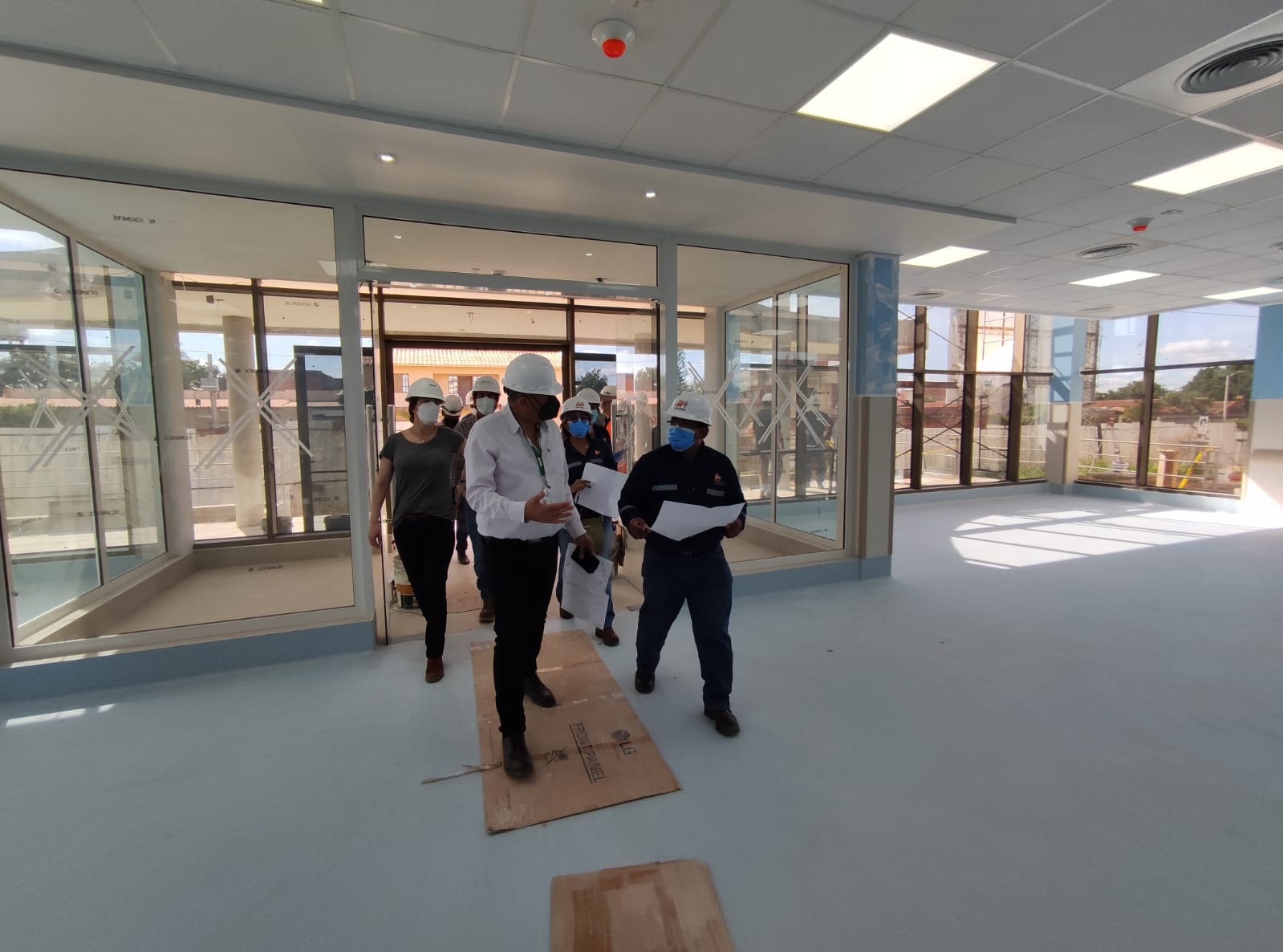 AETN verifica implementación del Centro de Medicina Nuclear y Radioterapia de Santa Cruz