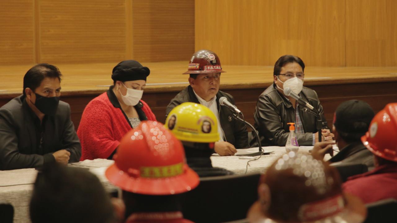 El Gobierno y la Central Obrera Boliviana (COB) iniciaron este viernes el tratamiento del pliego petitorio de este año presentado por la matriz de los trabajadores con el análisis sectorial de demandas en salud, educación y vivienda. La ministra de la Presidencia, María Nela Prada, dijo que con la COB se dialogará para encontrar soluciones a las necesidades del país y enfrentar problemas de manera conjunta en los ámbitos sociales y económicos. “Y como lo establece la Constitución Política del Estado tenemos la obligación de trabajar para ir resolviendo esos problemas de manera estructural y así lo haremos”, señaló la titular de la Presidencia en el inicio del diálogo en el que estuvieron presentes los ministros de Educación, Édgar Pary, de Salud, Jeyson Auza, responsables de Vivienda y los máximos dirigentes de la COB. Prada dijo que, bajo el modelo económico social, comunitario y productivo, el Gobierno avanzará en la defensa de las conquistas sociales y profundizará los derechos establecidos de la Constitu