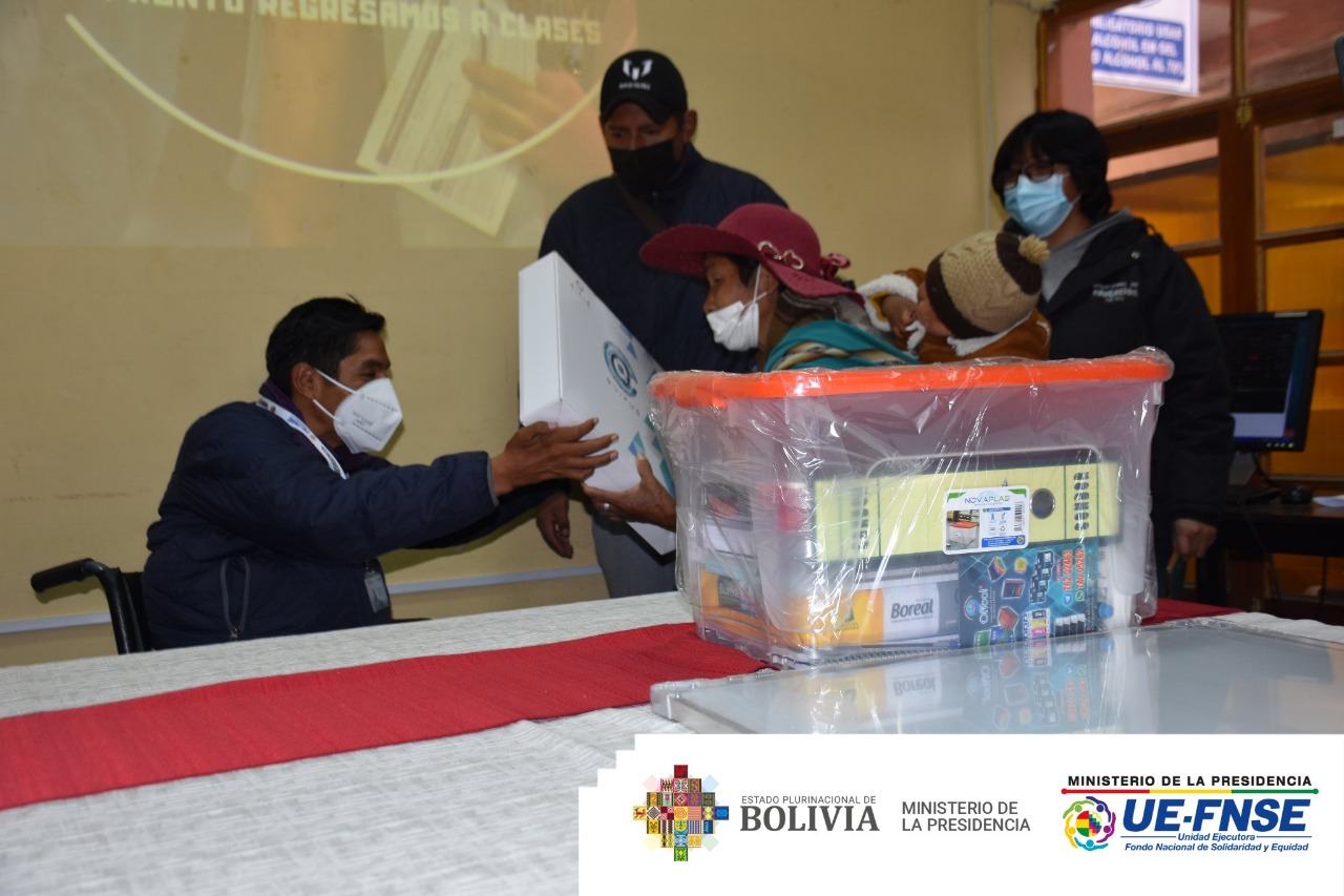 Estudiantes con discapacidad reciben kits educativos para su formación en casa