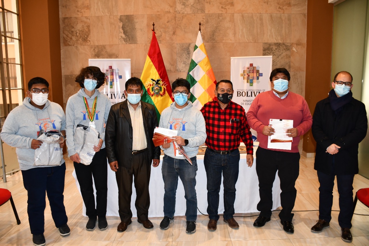 Educación entrega pasajes aéreos a estudiantes que representarán a Bolivia en Chile e Indonesia