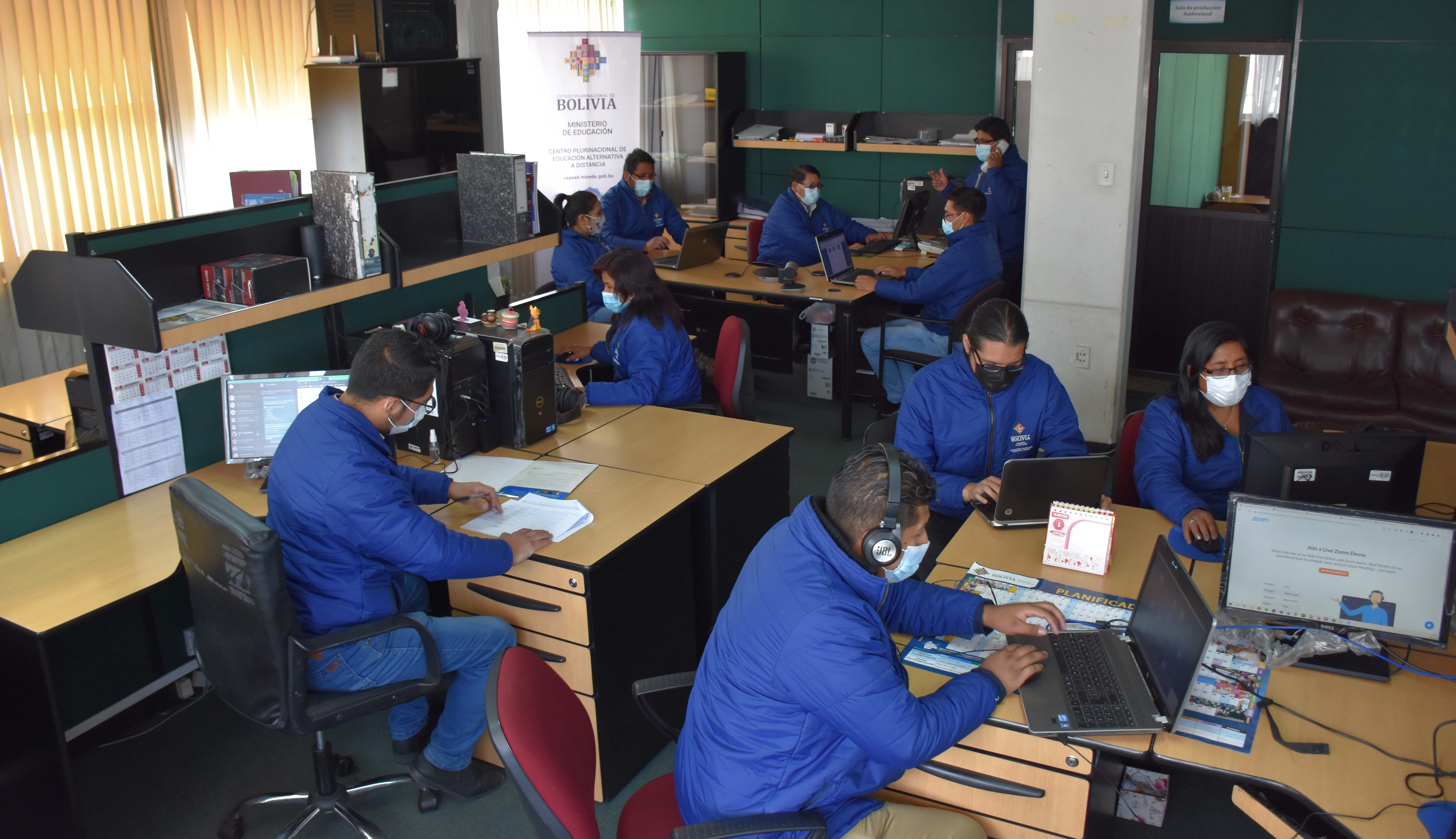 Alrededor de 5.000 bolivianos residentes en el exterior se titularon como técnicos medios