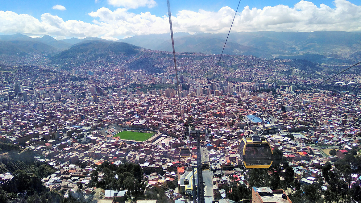 La Paz tiene más de 37.000 construcciones ilegales, asegura concejala del Castillo