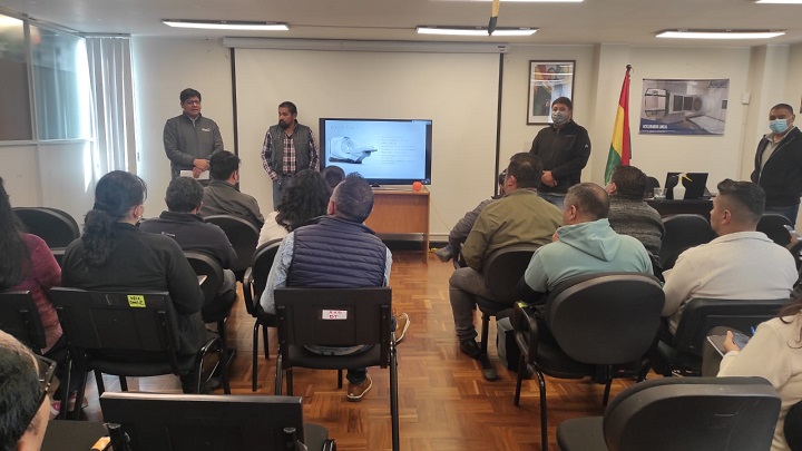 Salud realiza primera feria a la inversa de equipamiento médico especializado en radioterapia