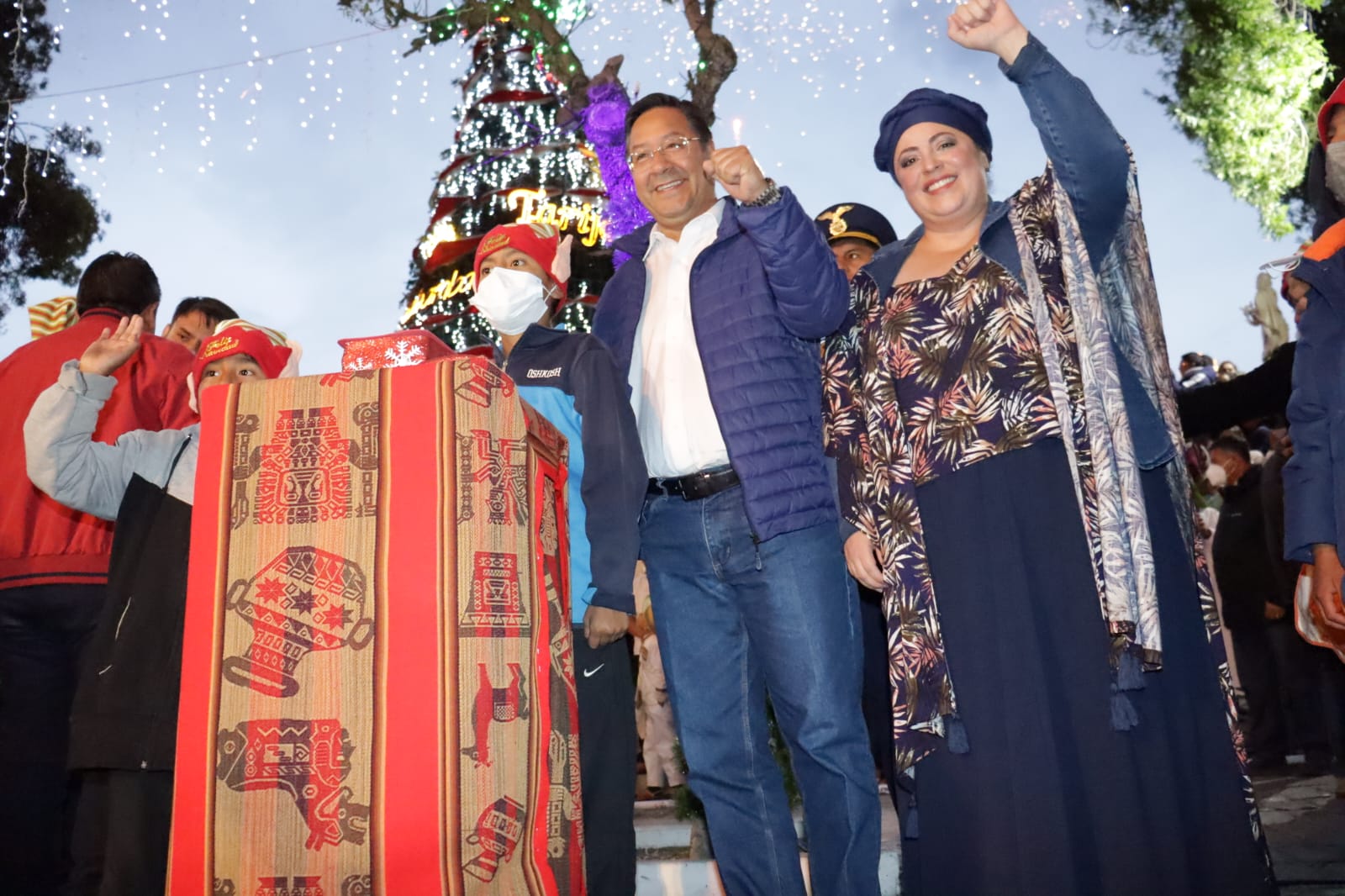 Presidente enciende el árbol de Navidad en plaza Murillo, obsequia juguetes a los niños y exhorta a la paz y a despojar egoísmos (amplia)