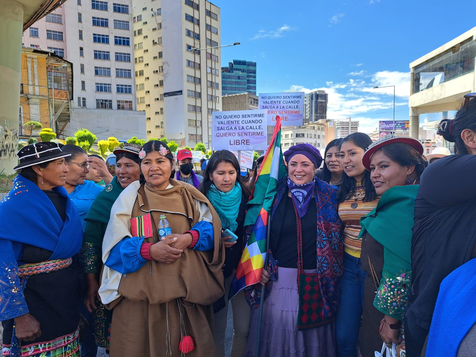 Multitudinaria marcha de mujeres demandó un Estado despatriarcalizado “sin fachos, ni machos” 