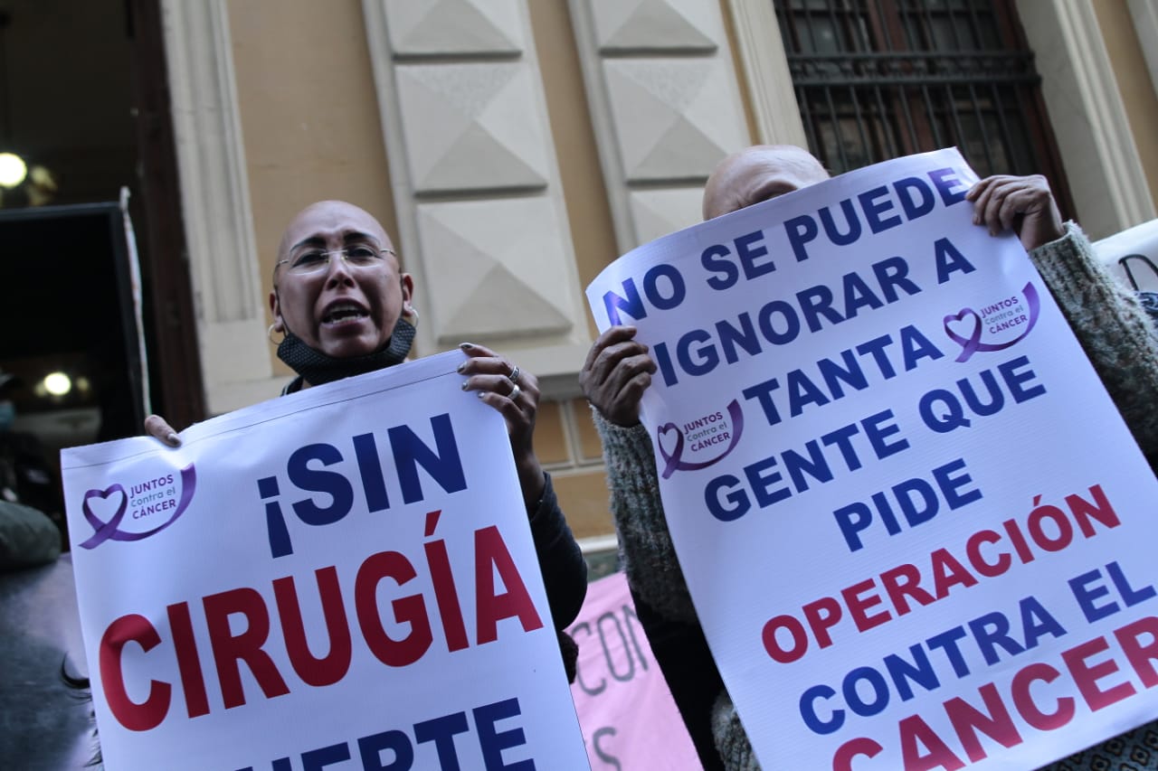 Pacientes con cáncer denuncian que más de 50 pacientes esperan por cirugías