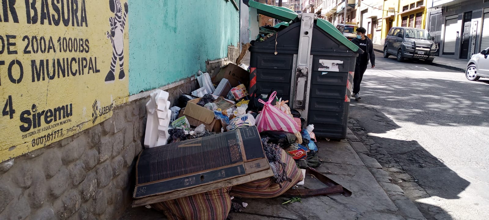 Vecinos de Cotahuma de La Paz mantienen un bloqueo indefinido al ingreso del relleno sanitario Sak’a Chura