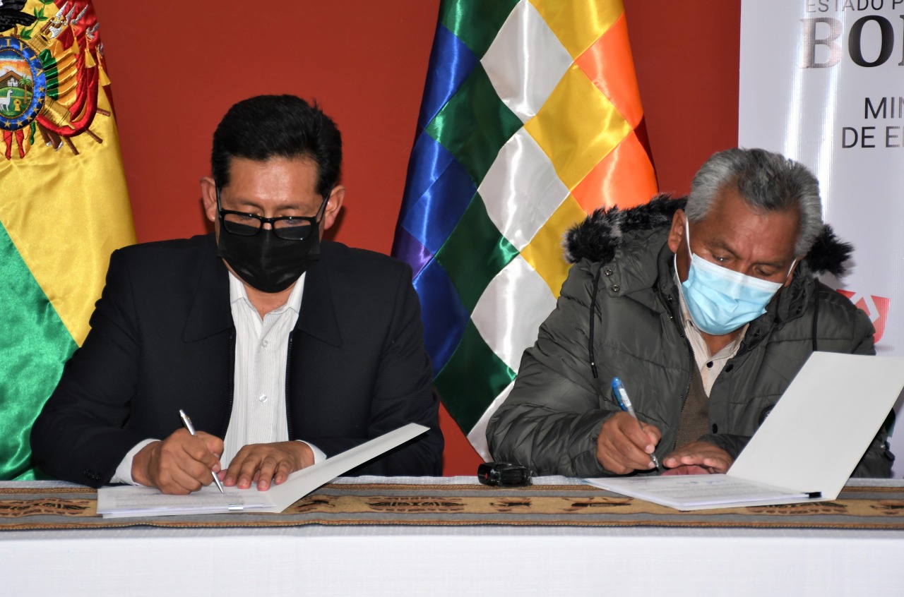 Educación y confederación nacional de maestros rurales de Bolivia firman acuerdo
