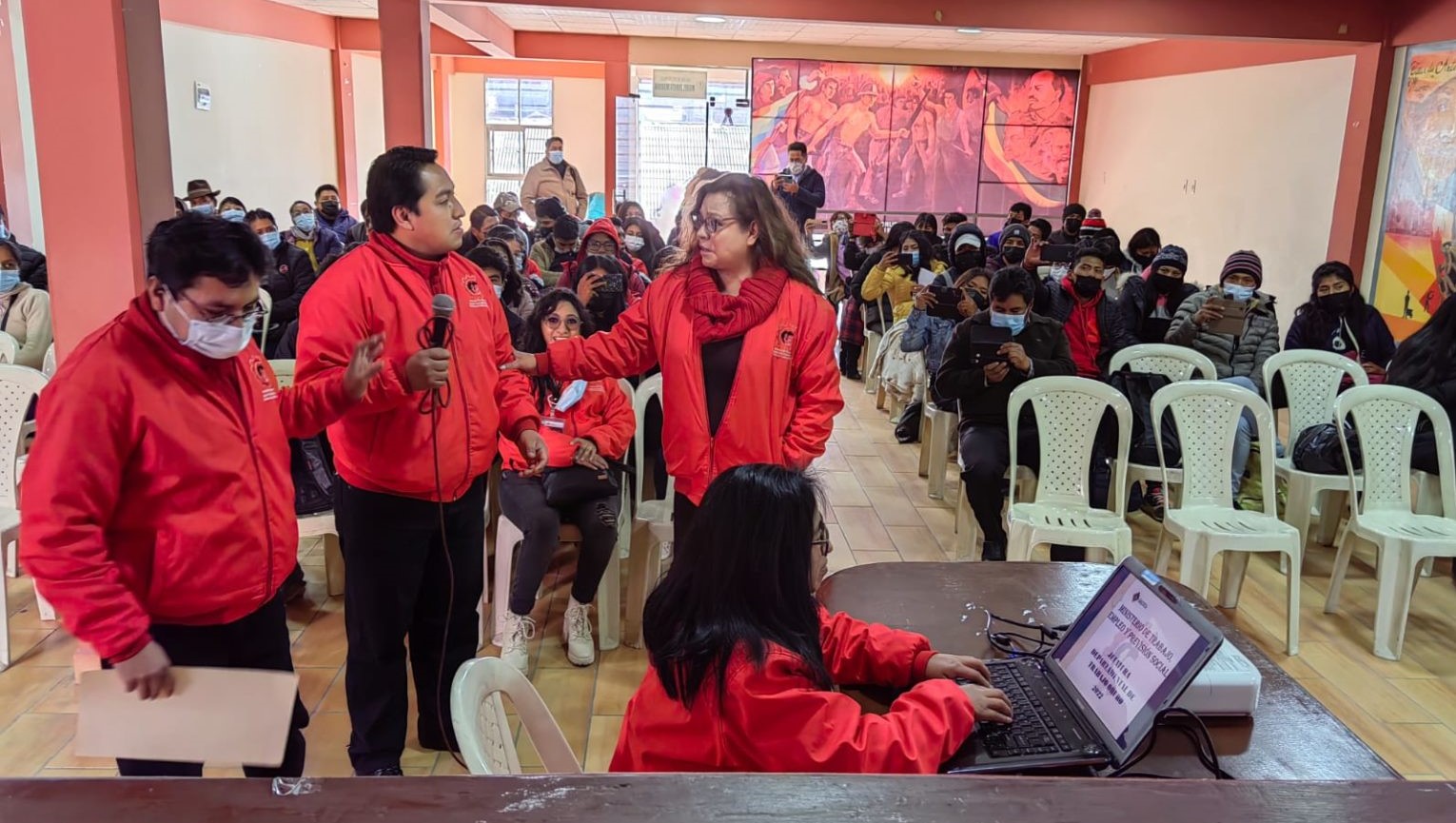 Maestros de Oruro participan en taller sobre acoso laboral, sistema de pensiones y modelo educativo 