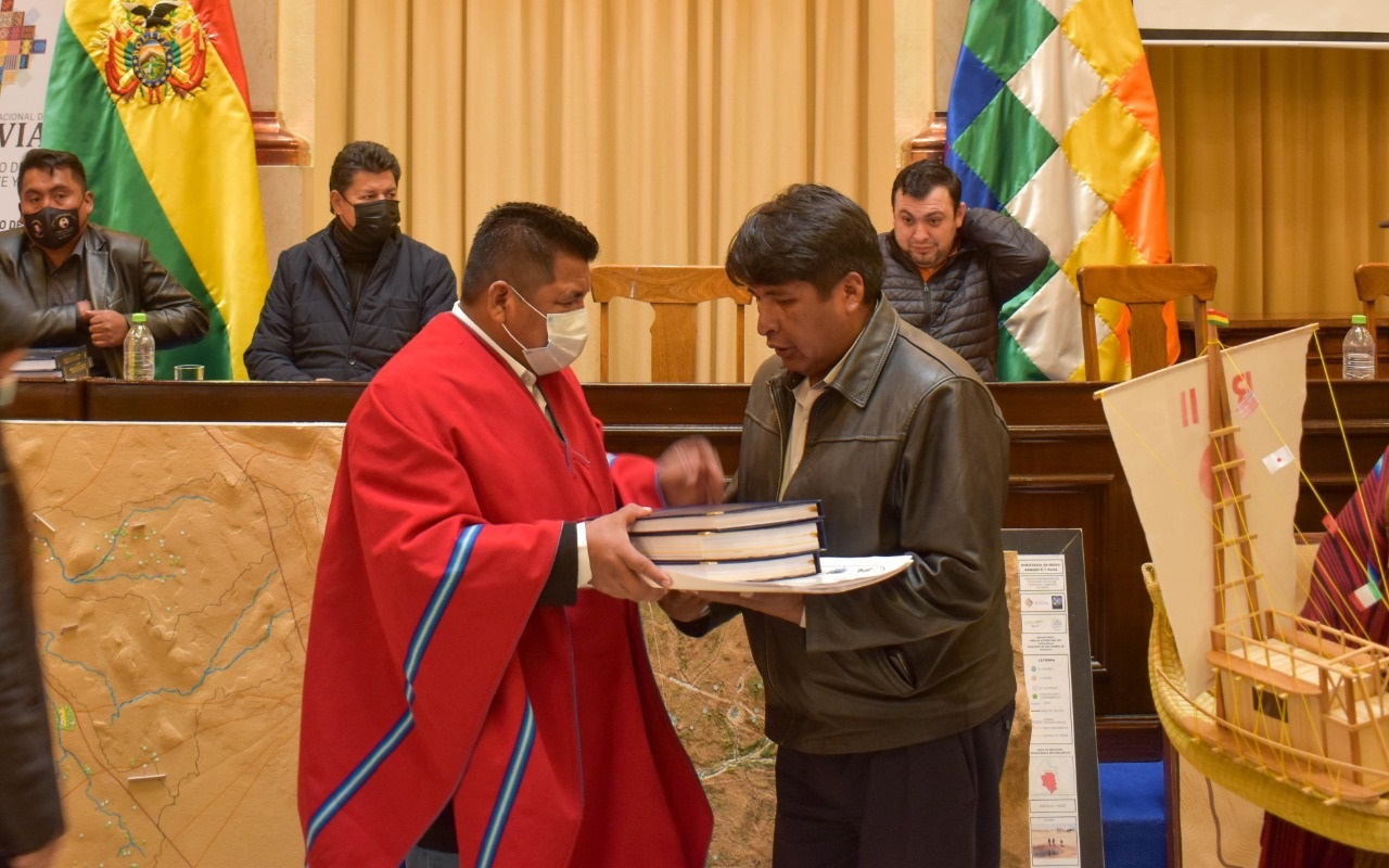 Gobierno entrega estudios de pre inversión para el manejo integral de cuencas a cuatro municipios de La Paz