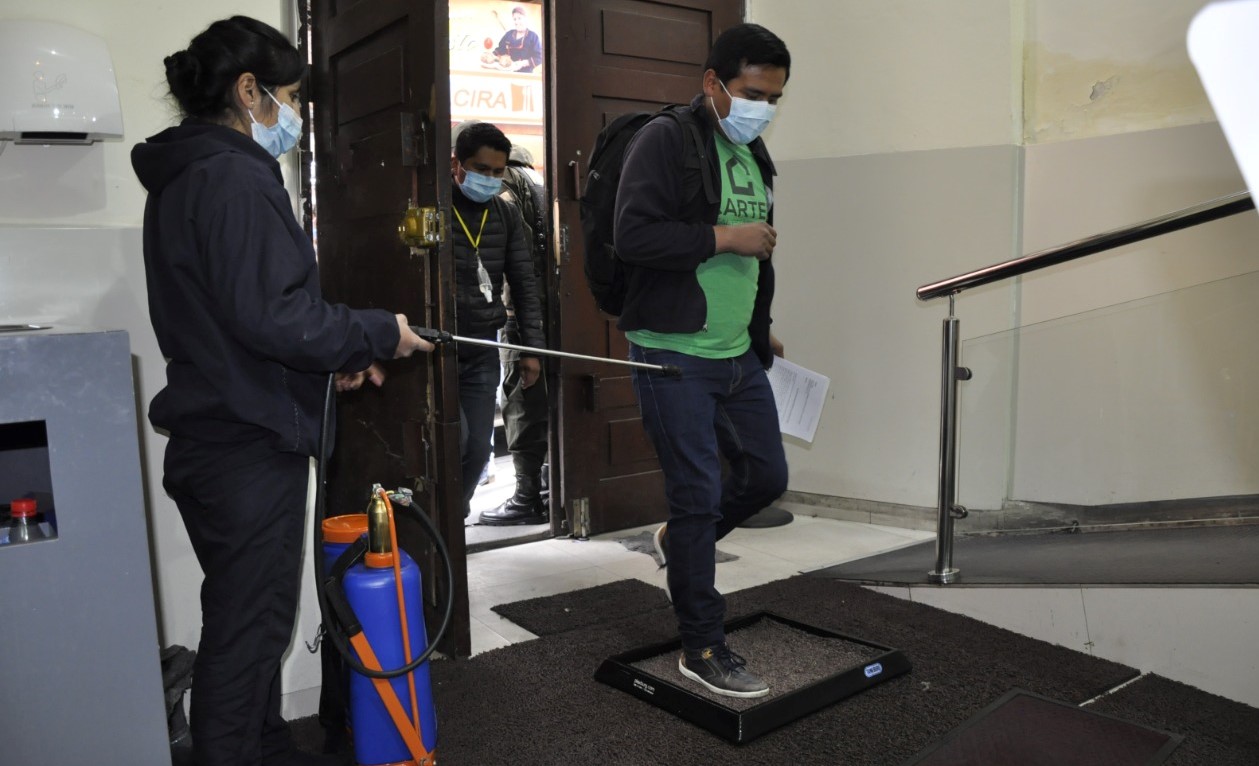 Ministerio de Trabajo instruye mantener horario continuo en sectores público y privado para contener quinta ola