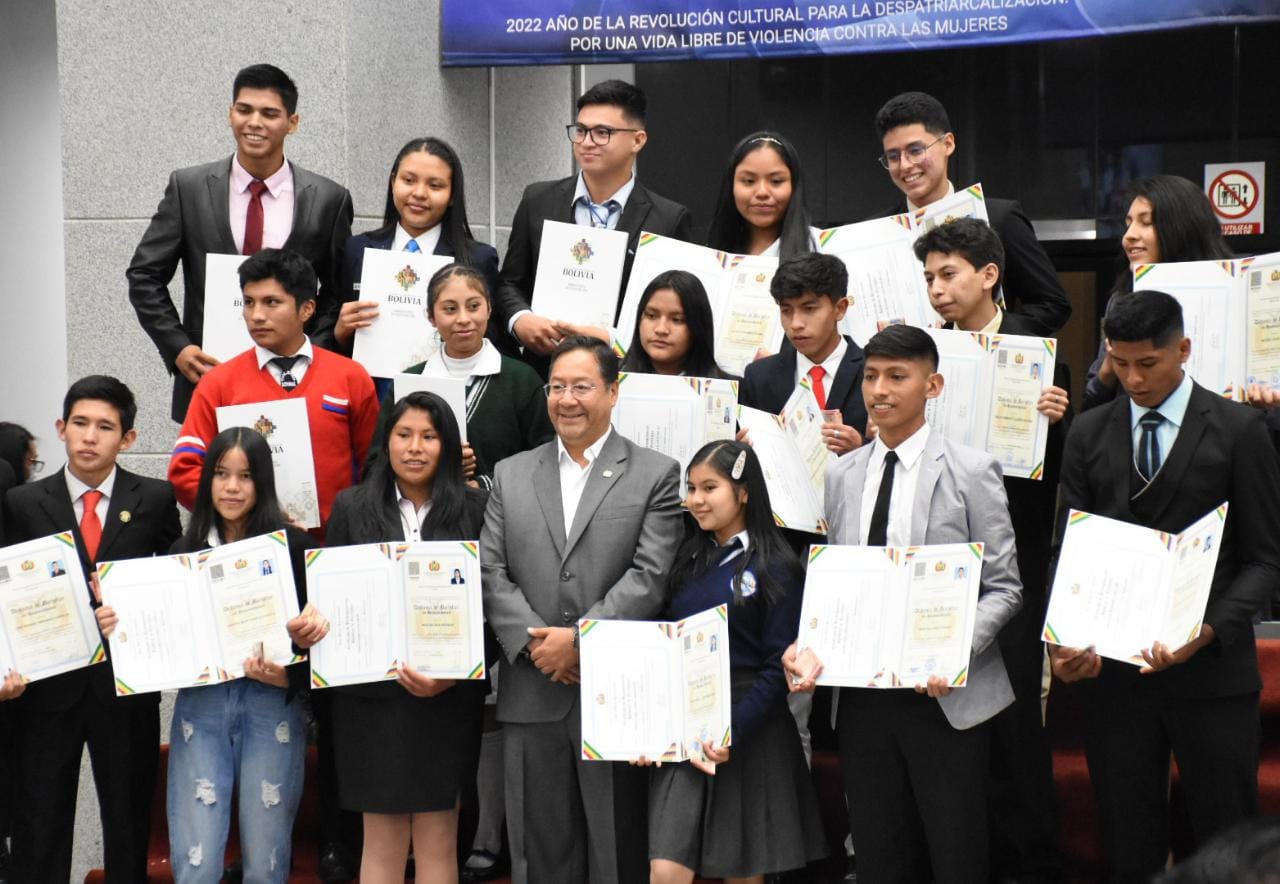 Gobierno inicia pago del bono de Bs 1.000 a los mejores 10.836 bachilleres de Bolivia