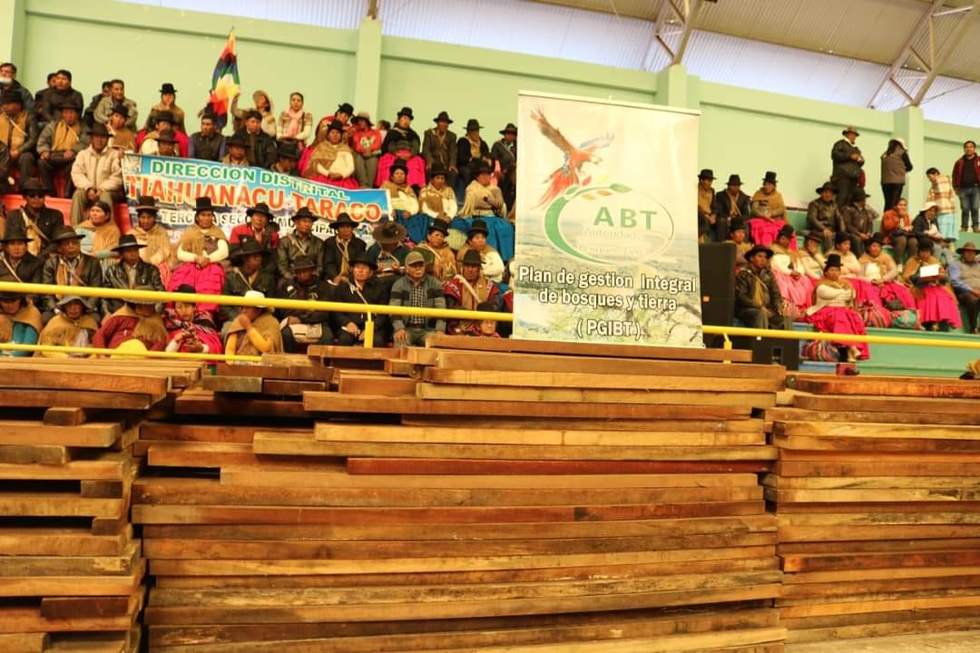 ABT entrega 30.000 pies tablares de madera corta a ocho municipios paceños para la construcción de pupitres