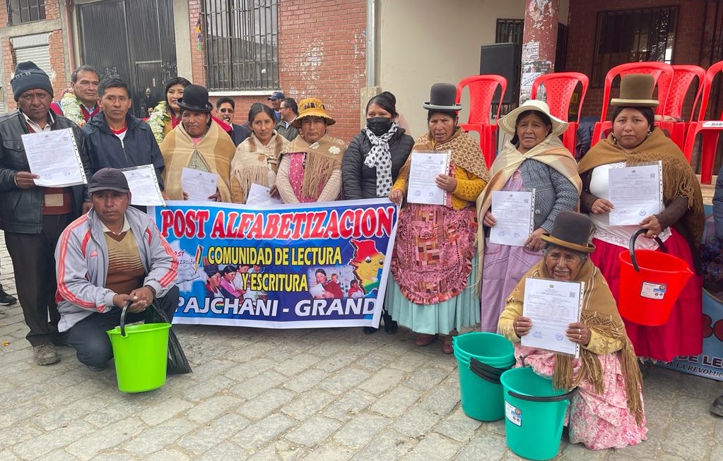 Achacachi: más de 600 adultos mayores se gradúan en alfabetización y post alfabetización