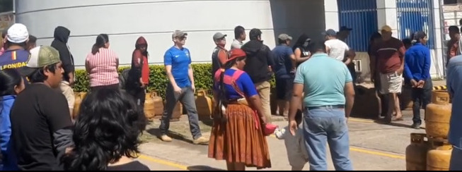 Se registran largas filas en búsqueda de garrafas de gas en Santa Cruz
