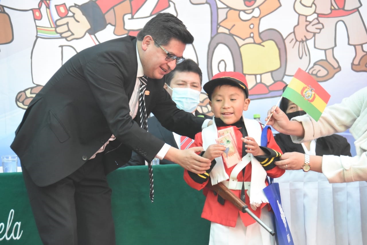 La tasa de deserción escolar bajó del 6,4% al 1,6% gracias al Bono Juancito Pinto