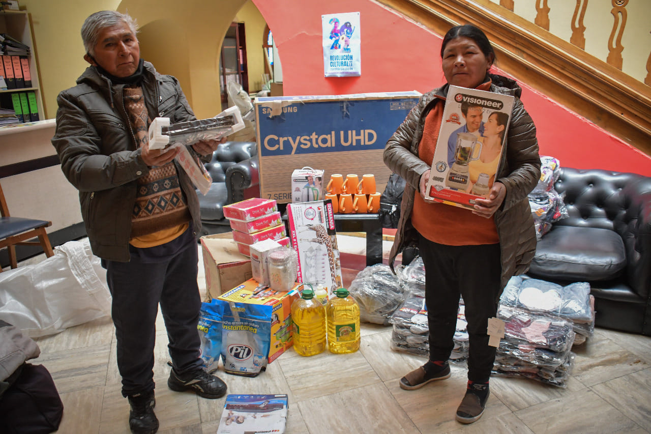 Presidencia apoya a pareja de la tercera edad que vendió lo que tenía para ayudar a sus hijos enfermos