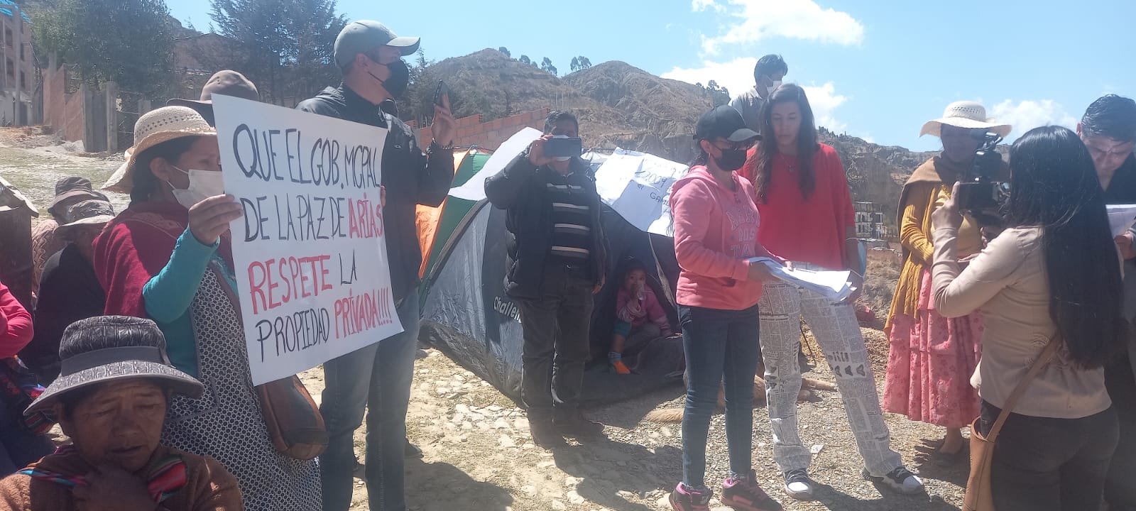 Rita Paucara y cinco mujeres de su familia viven en la calle desde que el alcalde Iván Arias demolió su hogar, comisión constata violación a sus derechos
