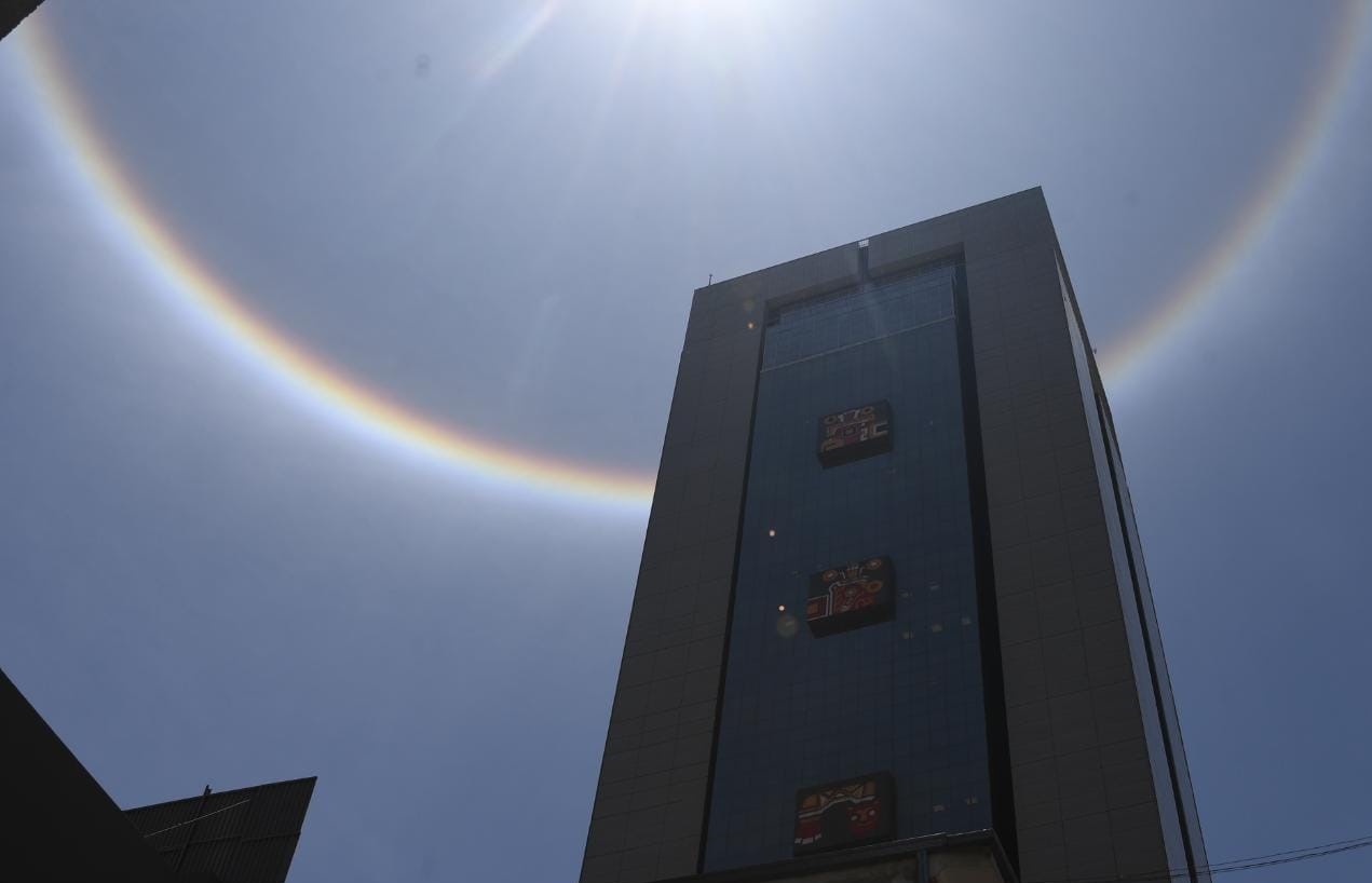 Un halo solar sorprende a los paceños y alteños