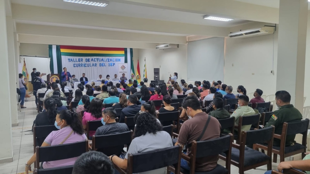 Educación impulsa actualización del currículo educativo en seis departamentos