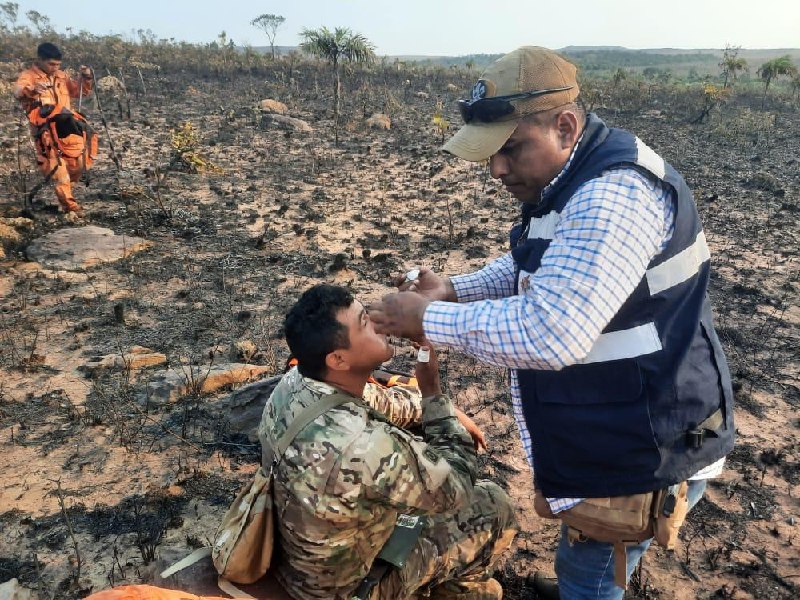 Salud movilizó a 30 brigadas de médicos para atender a personal que sofoca incendios