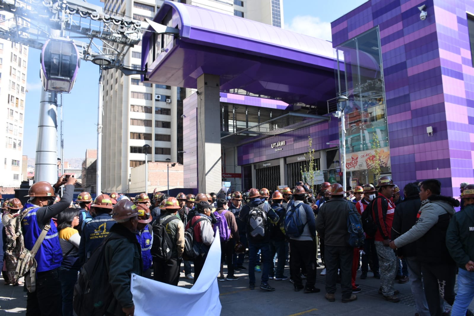 Línea Morada del Mi Teleférico opera con normalidad con el resguardo de la Policía tras intento de toma 