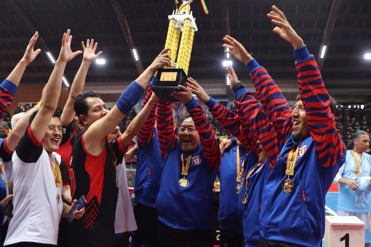 Club Universitario, en el que juega el presidente, obtiene el primer lugar en el Campeonato de basquetbol Unidos por la Patria