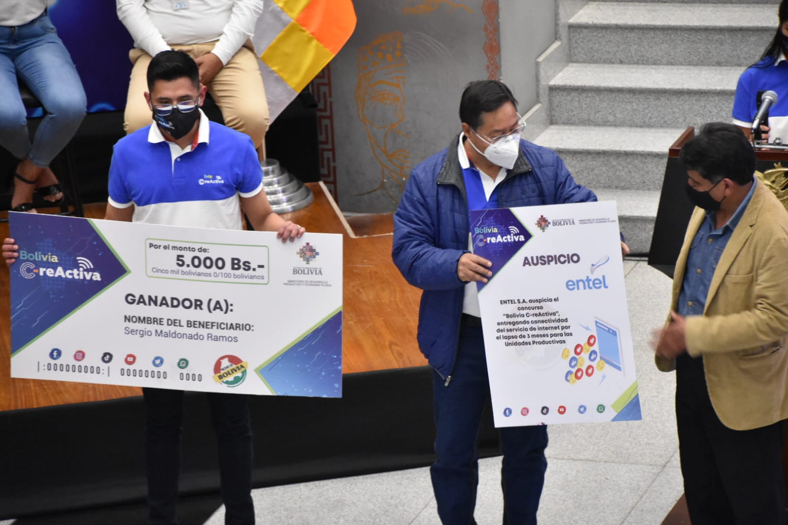 Presidente entrega premios y certificados a los ganadores del concurso Bolivia C-reactiva (amplia)
