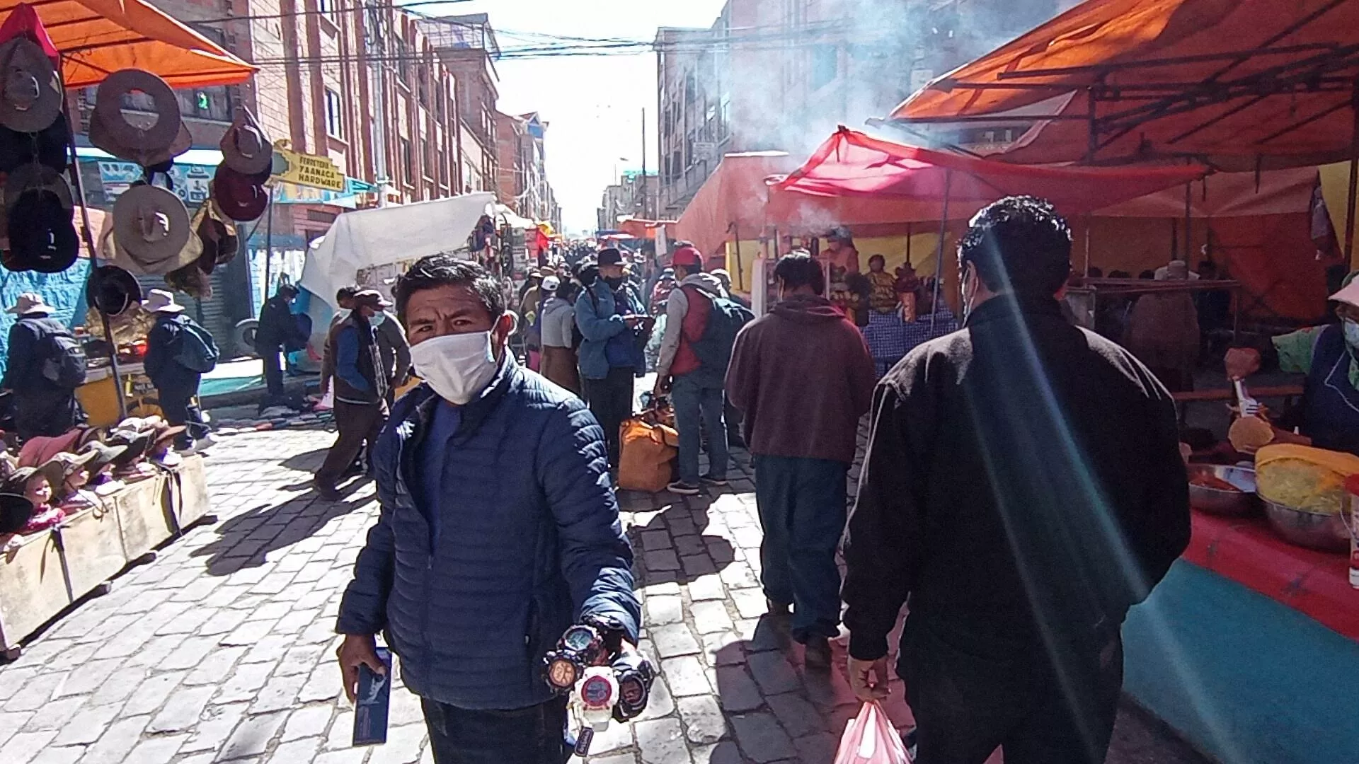 Comerciantes deberán portar el carnet anticovid o prueba PCR desde el 1 de enero en El Alto