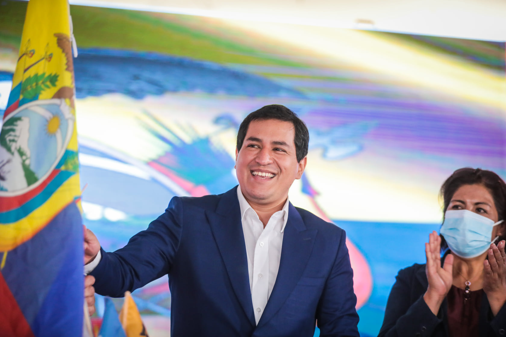 Candidatos presidenciales Arauz y Lasso emiten sus votos y esperan resultados de la segunda vuelta en Ecuador