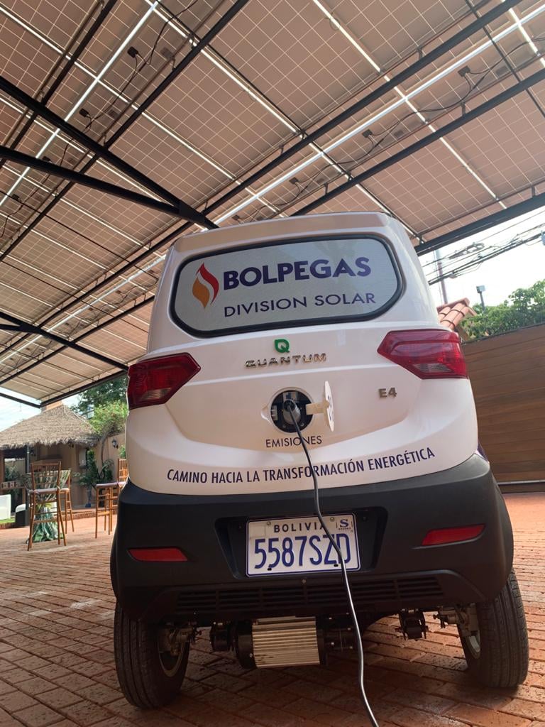 ENDE instalará los primeros 11 sistemas de recarga de electricidad a vehículos en el eje central